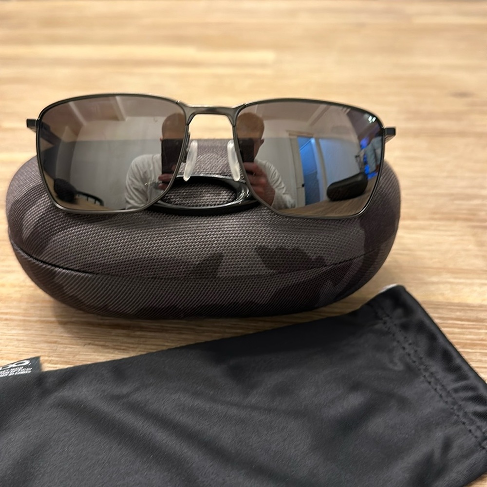 Men’s Oakley Ejector Sunglasses.